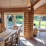 Lovely Log House On Mon *
