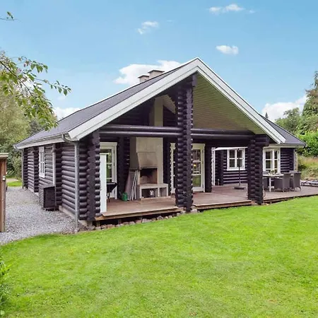 Lovely Log House On Mon