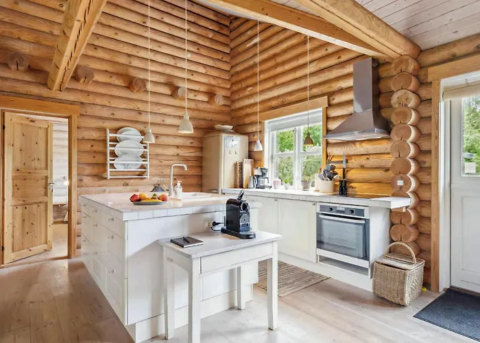 Lovely Log House On Mon