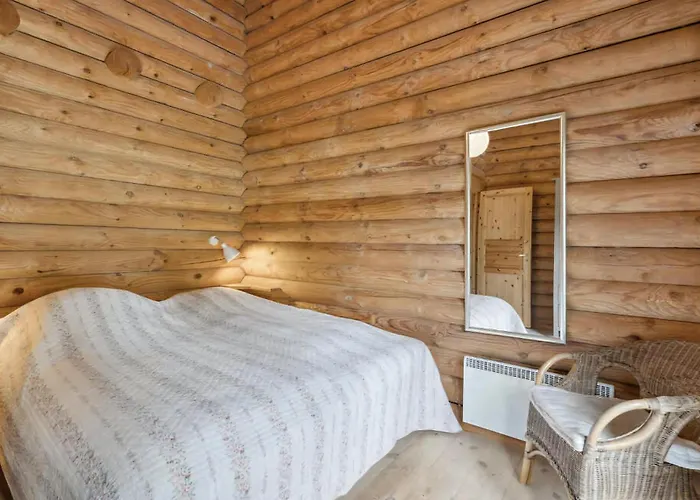 Lovely Log House On Mon